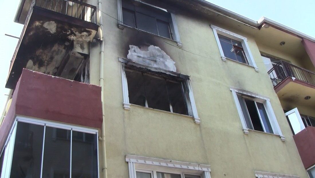 Bursa’nın Karacabey ilçesinde bir apartmanın 3’üncü katında çıkan yangında alevlerin