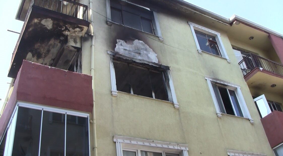 Bursa’nın Karacabey ilçesinde bir apartmanın 3’üncü katında çıkan yangında alevlerin