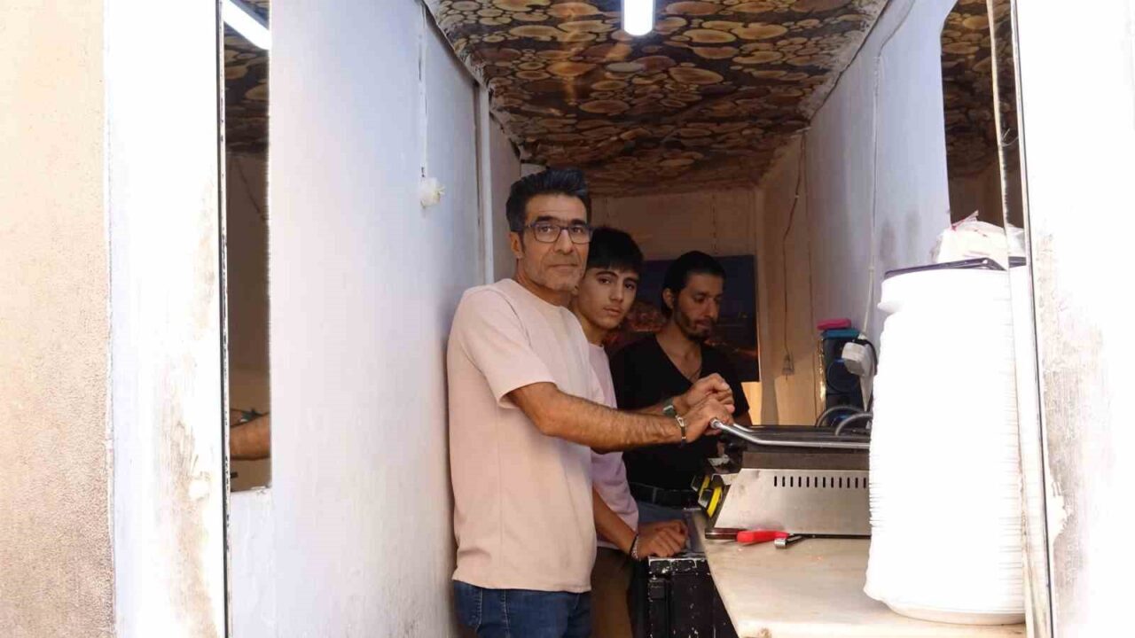 Mardin’in Artuklu ilçesinde yalnızca 3 metrekarelik dükkanda 27 yıldır tost