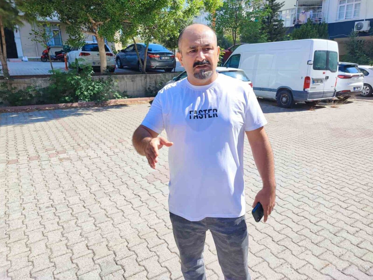 Adana’da bir apartmanın bahçesinde oynayan 3 yaşındaki çocuğu köpeklerin kovalaması