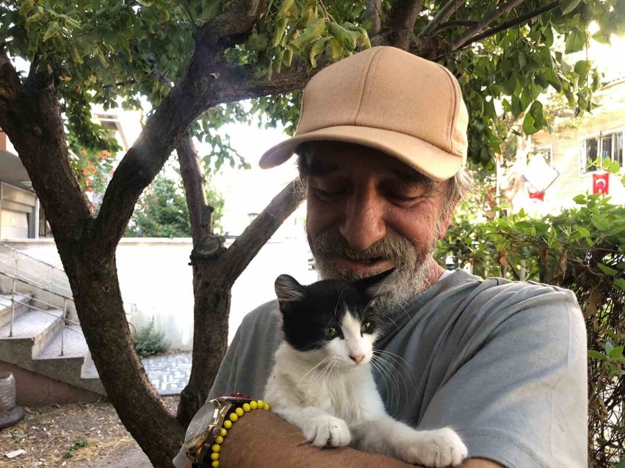 Eskişehir’de esnaflık yapan Salih Pektaş, iş yerinin önüne koyduğu mama