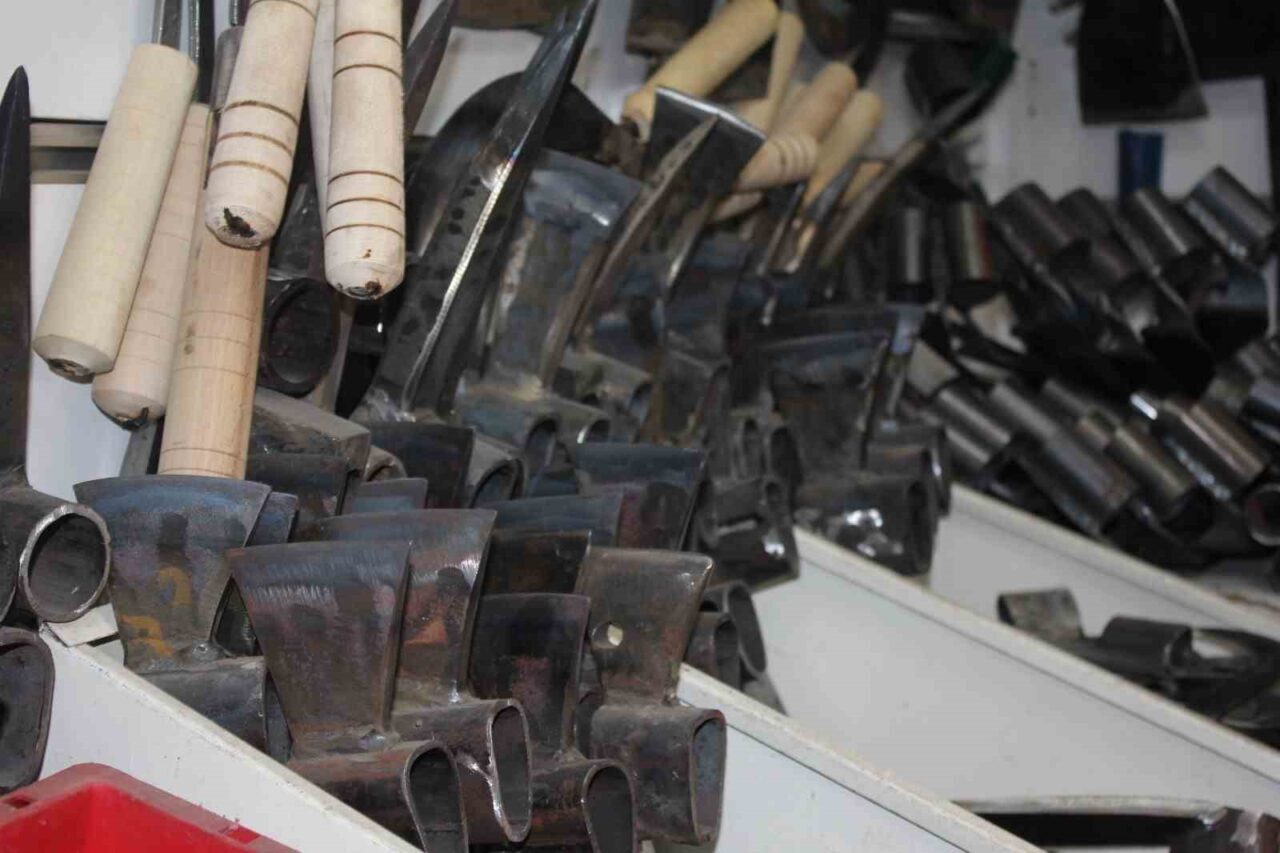 Samsun’un İlkadım ilçesinde “baltacı” olarak tanınan 32 yıllık çelik ustası