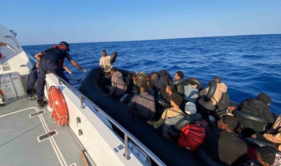 Muğla’nın Fethiye ilçesi açıklarında bindikleri lastik botun arızalanması üzerine sürüklenen