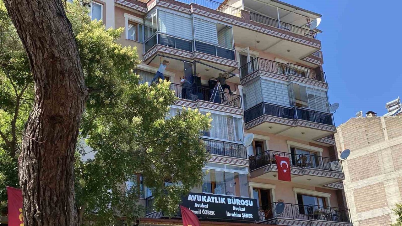 Burdur’da bir apartmanın 4. katındaki daireye cam balkon takan işçilerin