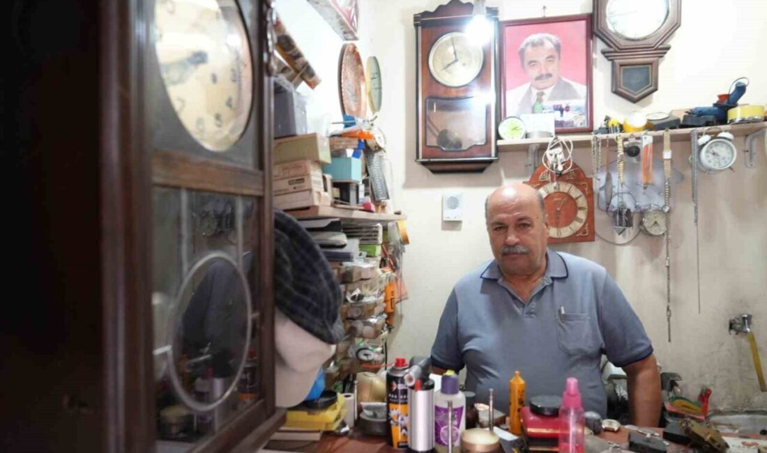 Samsun’da 4 metrekarelik dükkânında babasından devraldığı mesleği sürdüren mekanik saat