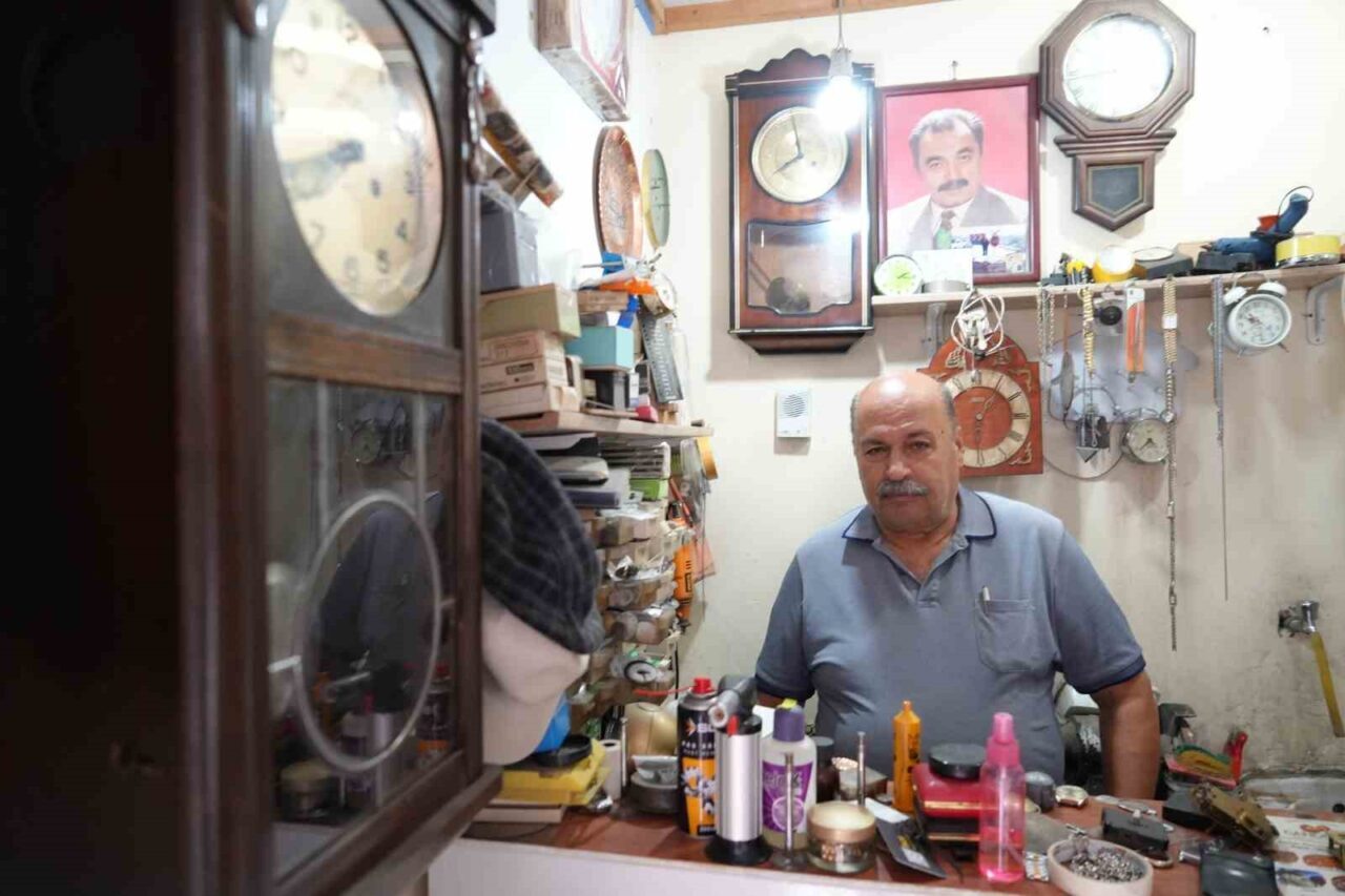 Samsun’da 4 metrekarelik dükkânında babasından devraldığı mesleği sürdüren mekanik saat
