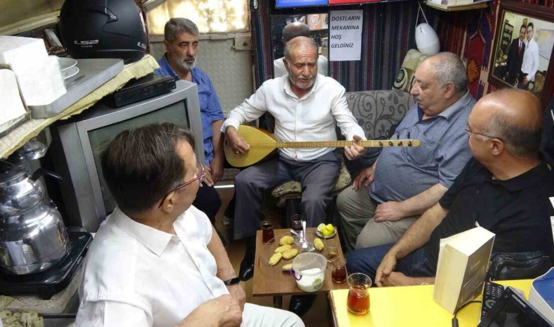 Sivas’ta 4 metrekarelik garaj, sanatseverlerin buluşma noktası oldu. Sivas’ta esnaflık