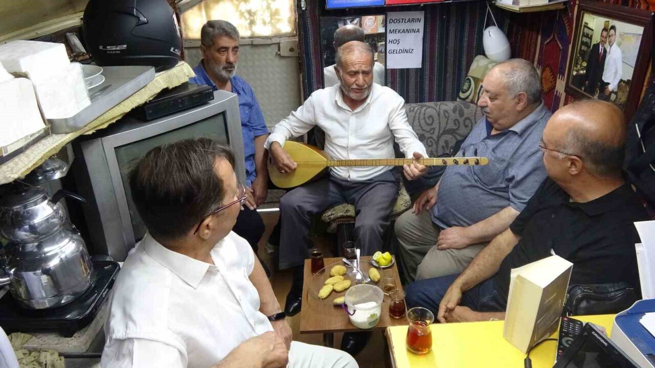 Sivas’ta 4 metrekarelik garaj, sanatseverlerin buluşma noktası oldu. Sivas’ta esnaflık