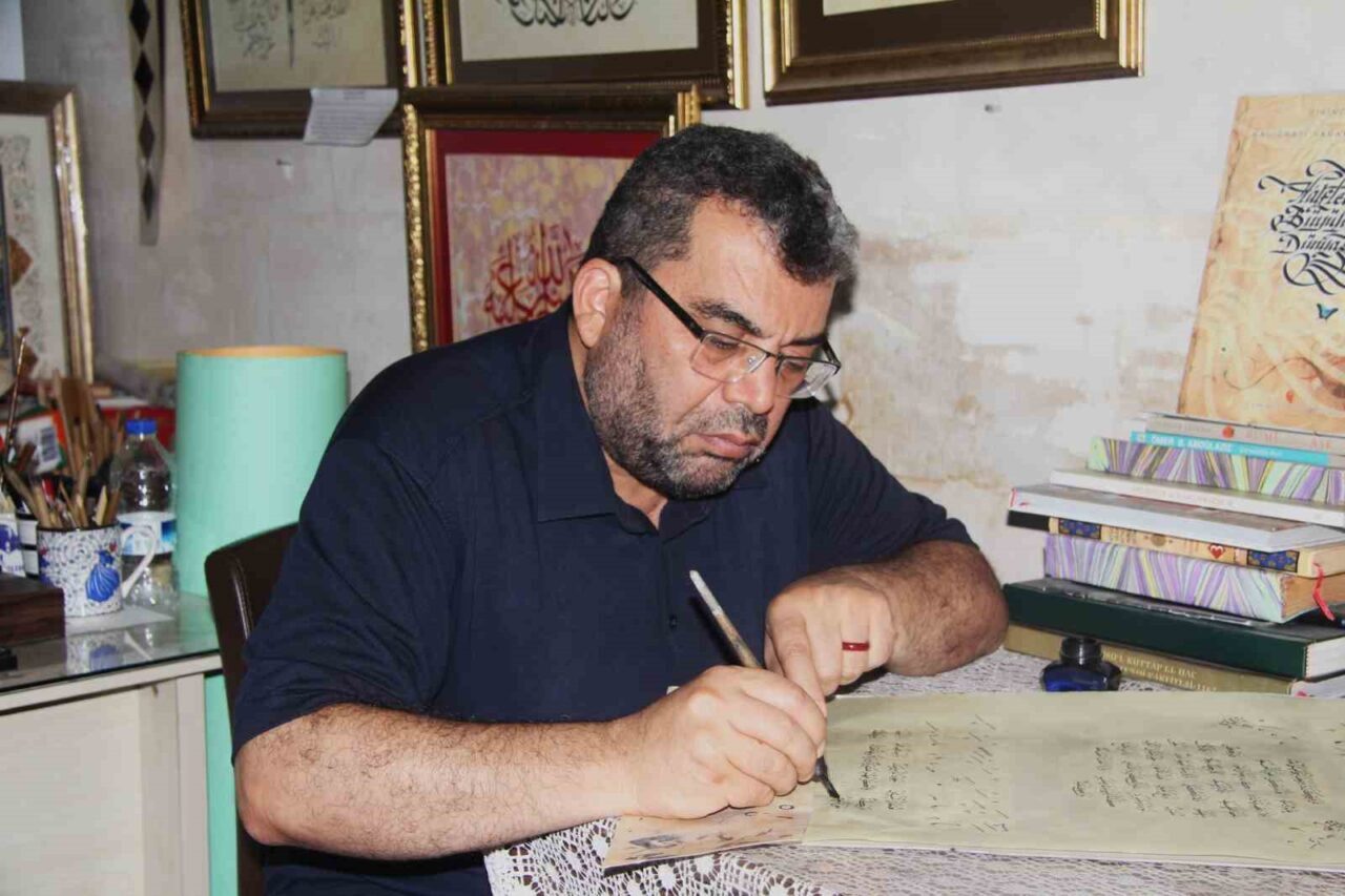 Gaziantep’te yaşayan hattat Mehmet Bali, gençlik yıllarında ilgi duymaya başladığı