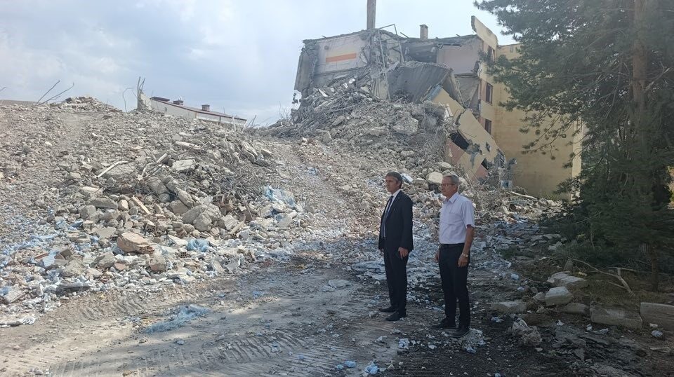 1977 yılında Bayburtlu hayırseverlerin öncülüğünde yapımına başlanan ve 1984 yılında