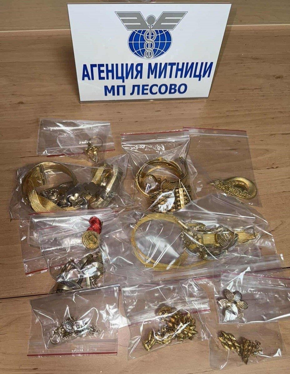 Edirne’de bulunan Hamzabeyli Sınır Kapısı’ndan karşısındaki Bulgaristan’ın Lesovo Gümrük Kapısı’nda