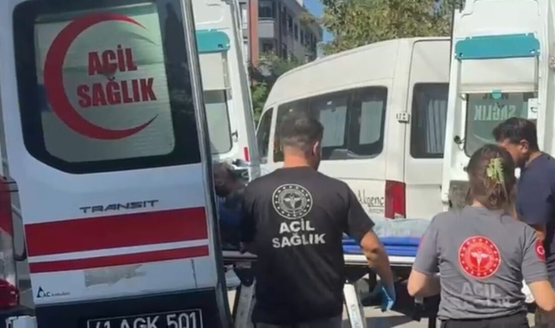 Kocaeli’nin Gebze ilçesinde 5 katlı apartmanda çıkan yangında dumandan etkilenen