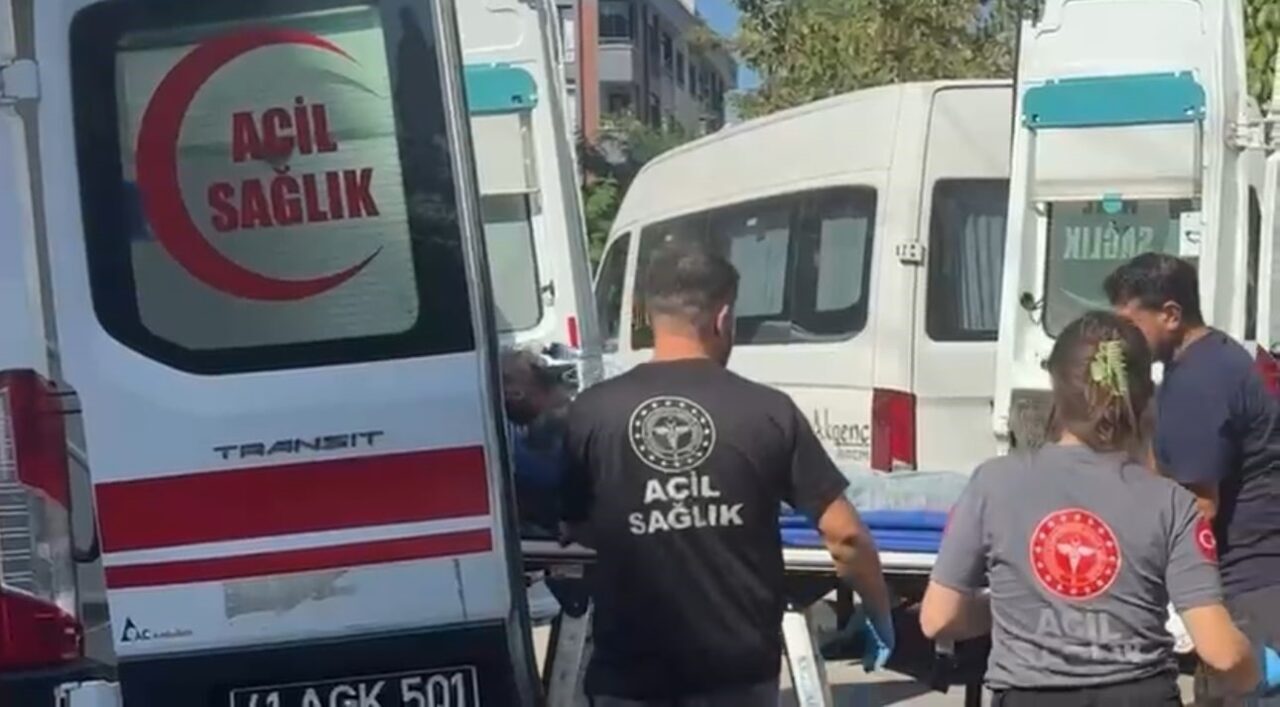 Kocaeli’nin Gebze ilçesinde 5 katlı apartmanda çıkan yangında dumandan etkilenen