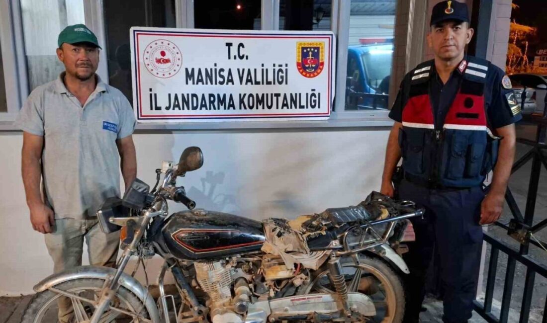 Manisa’nın Salihli ilçesinde jandarma ekiplerinin şüphe üzerine durdurduğu plakasız motosikletin