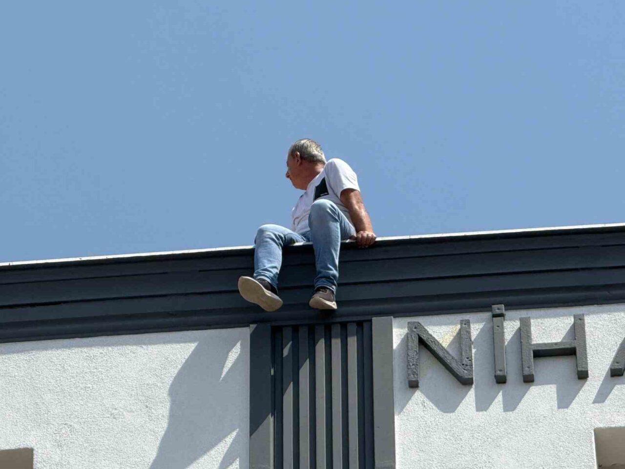 Diyarbakır’da bir kişi, inşaatın 6’ncı katına çıkarak intihar girişiminde bulundu.