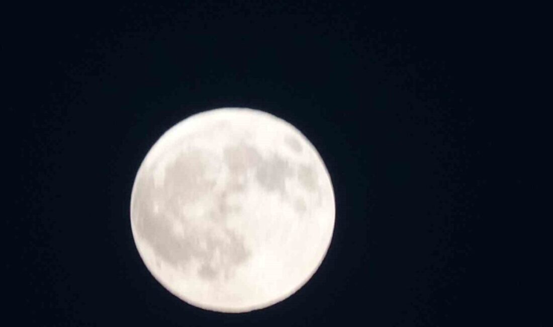 “Kanlı Ay” olarak bilinen tam ay tutulması başladı. 82 dakika