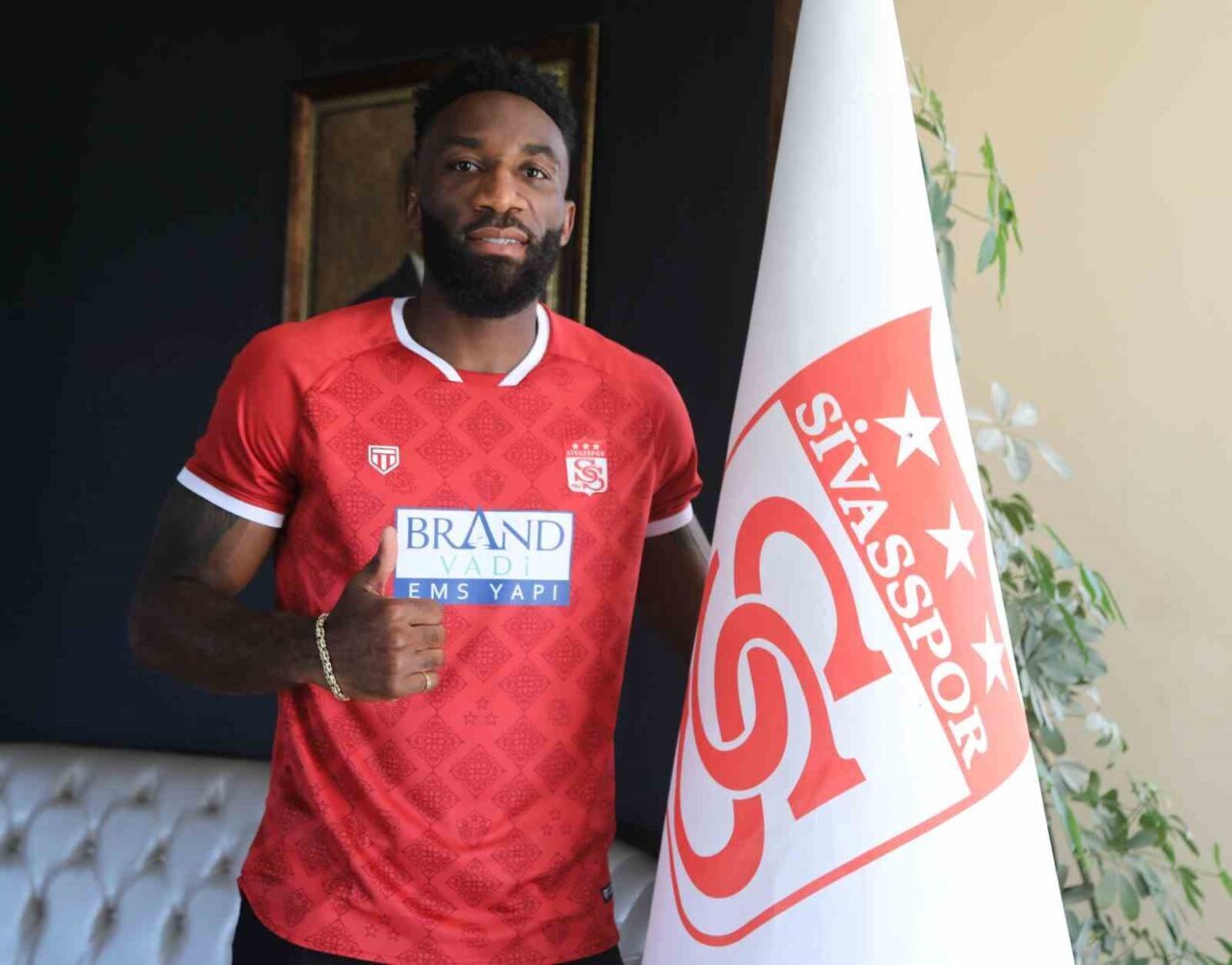 Özbelsan Sivasspor, daha önce de kırmızı-beyazlı formayı giymiş olan Aaron
