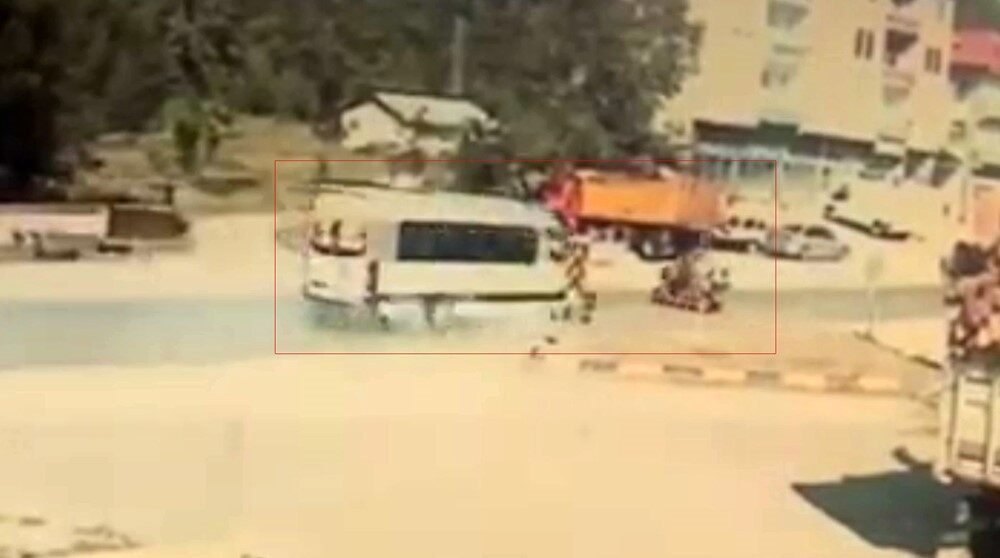 Bartın’da otomobille çarpışan elektrikli motosiklet sürücüsü yaralandı. Kaza anı güvenlik