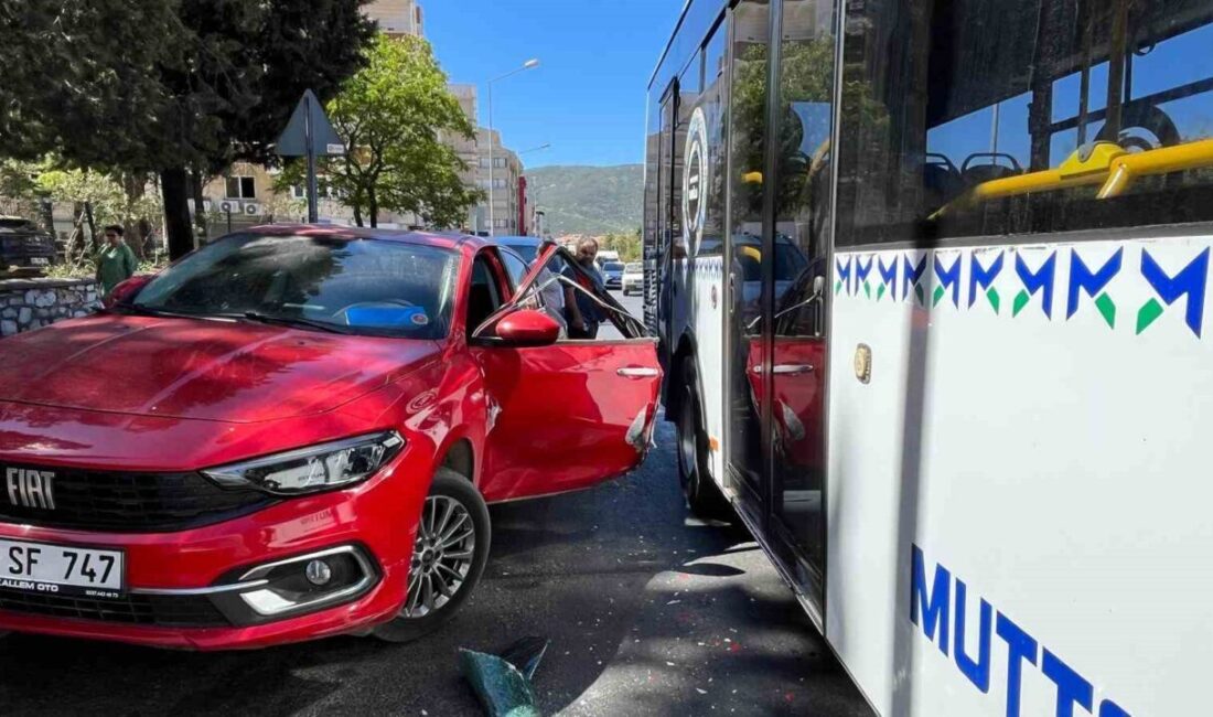 Muğla’nın Menteşe ilçesinde sürücüsünün açtığı otomobilin kapısına belediye otobüsü çarparken,