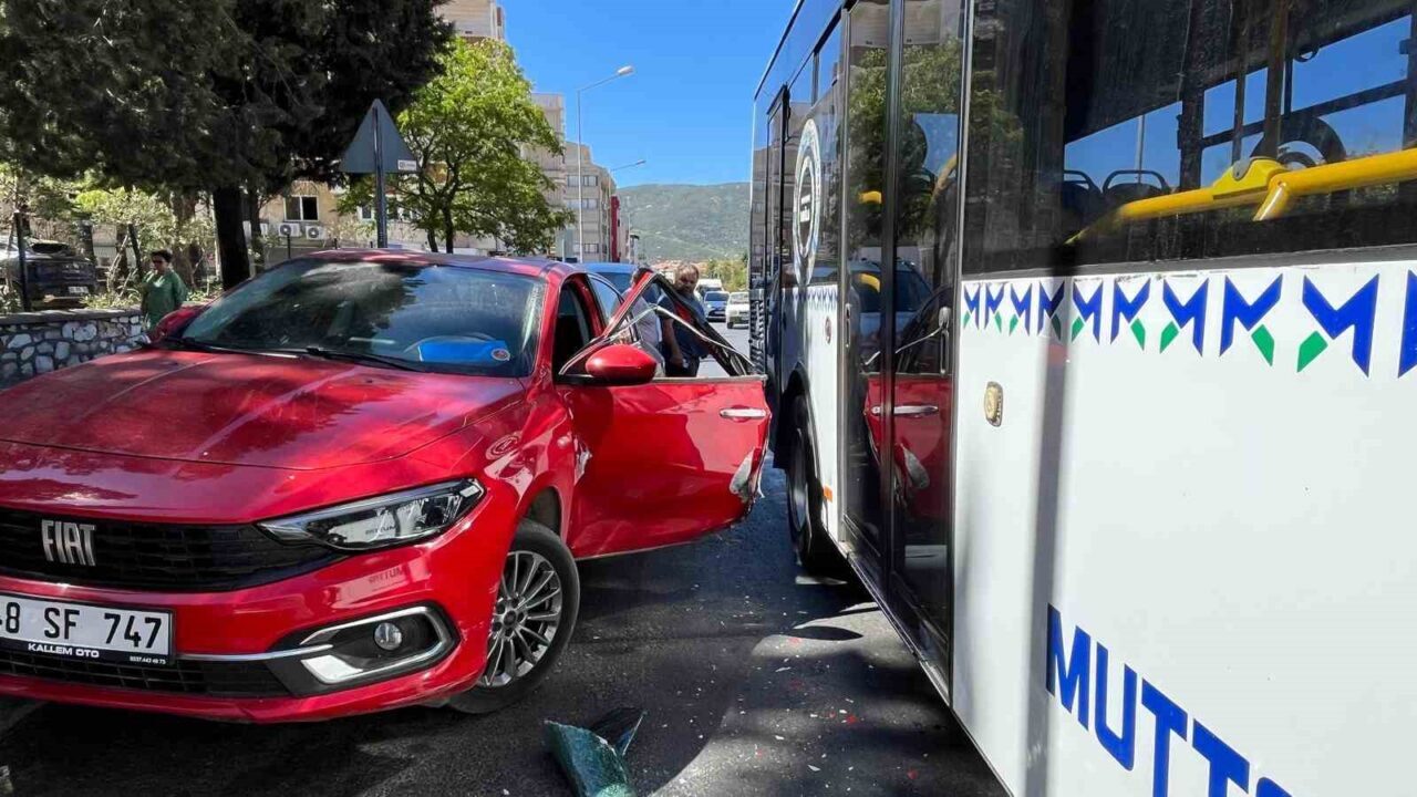 Muğla’nın Menteşe ilçesinde sürücüsünün açtığı otomobilin kapısına belediye otobüsü çarparken,