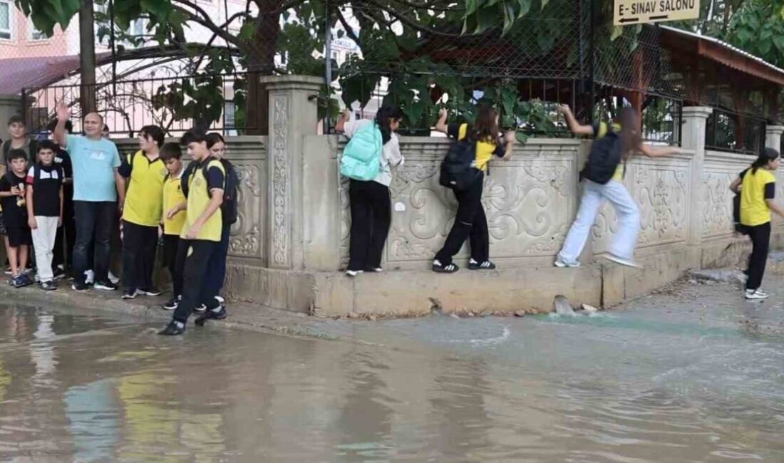 Adana’nın Kozan ilçesinde etkili olan fırtına ve sağanak yağış hayatı
