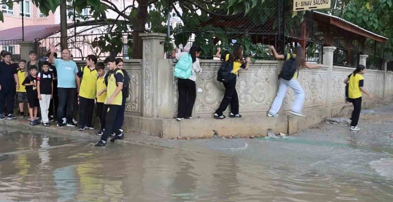 Adana’nın Kozan ilçesinde etkili olan fırtına ve sağanak yağış hayatı