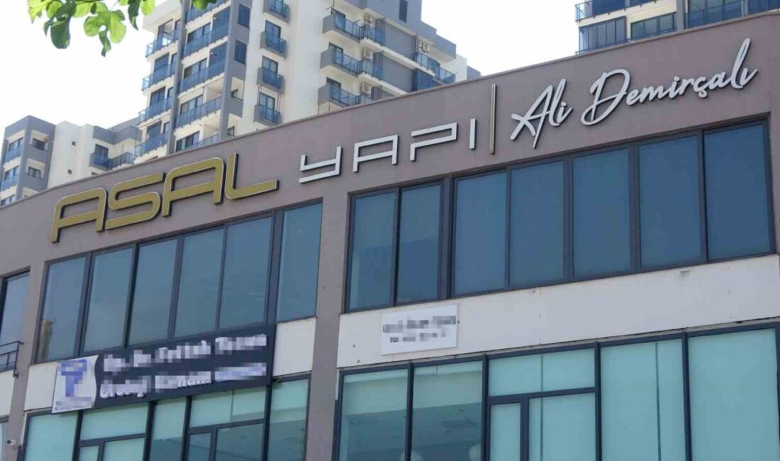 Adana’nın Yüreğir ilçe Belediye Başkanı Ali Demirçalı’nın yapı ofisine giren