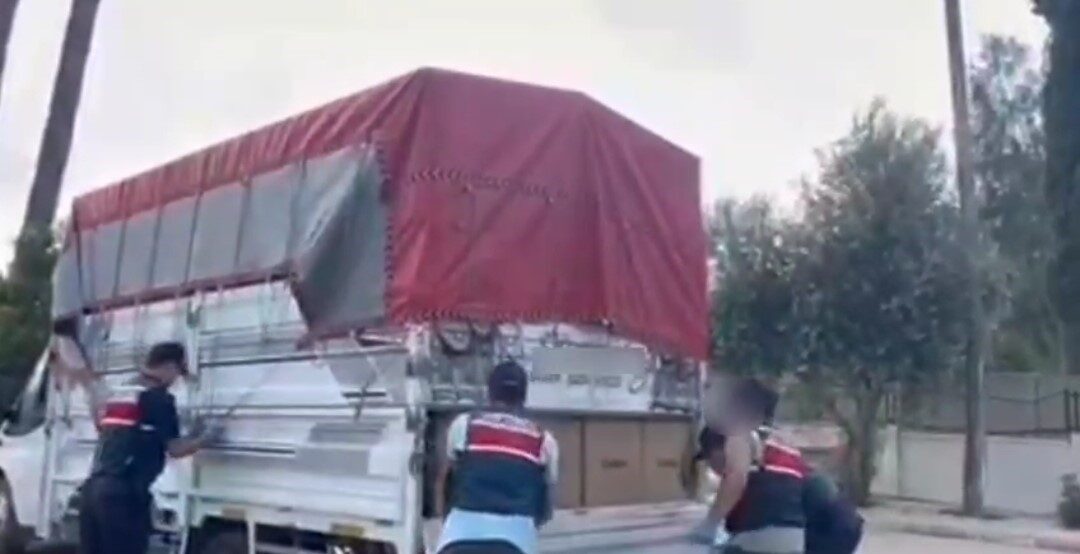 Adana’da 2 milyon 400 bin kaçak makaron ele geçirildi, 1