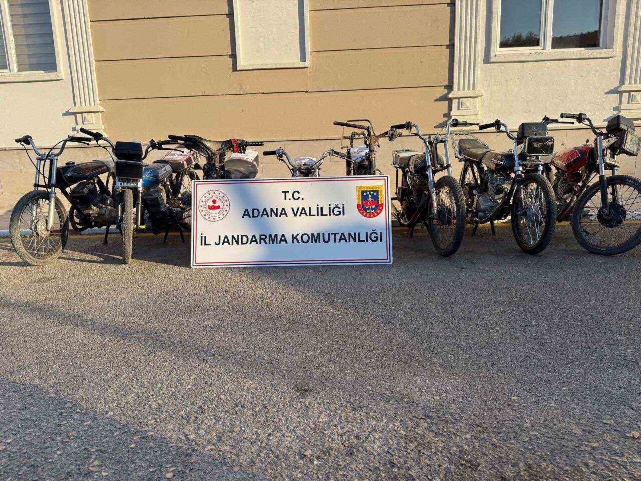 Adana’da jandarma ekipleri plakasız ve şasesi kazınmış 8 motosiklet ele