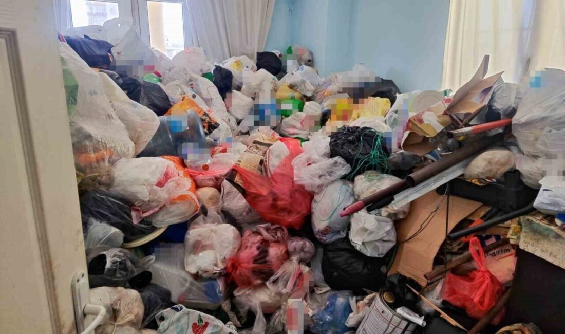 Adana’da polis eşliğinde girilen bir apartman dairesinde yapılan temizlik çalışmasında