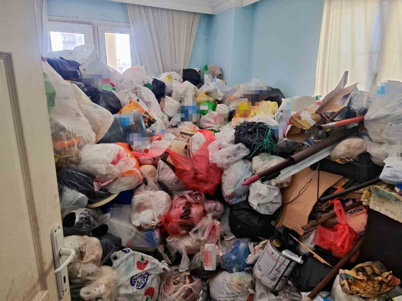Adana’da polis eşliğinde girilen bir apartman dairesinde yapılan temizlik çalışmasında