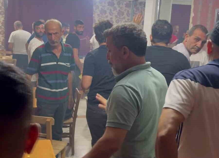 Adana’da polis ekipleri bir binada güçlendirilmiş çift çelik kapı ile