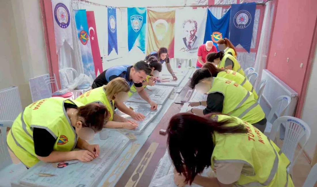 Adana’da toplum destekli polisler, çocuklara model uçak ve robotik kodlama
