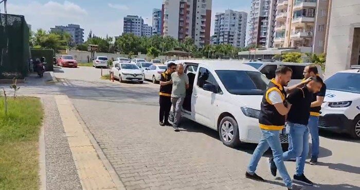 Adana’da belediye temizlik işçisi ‘çöpleri apartmandan aşağı atmayın’ diye uyardığı