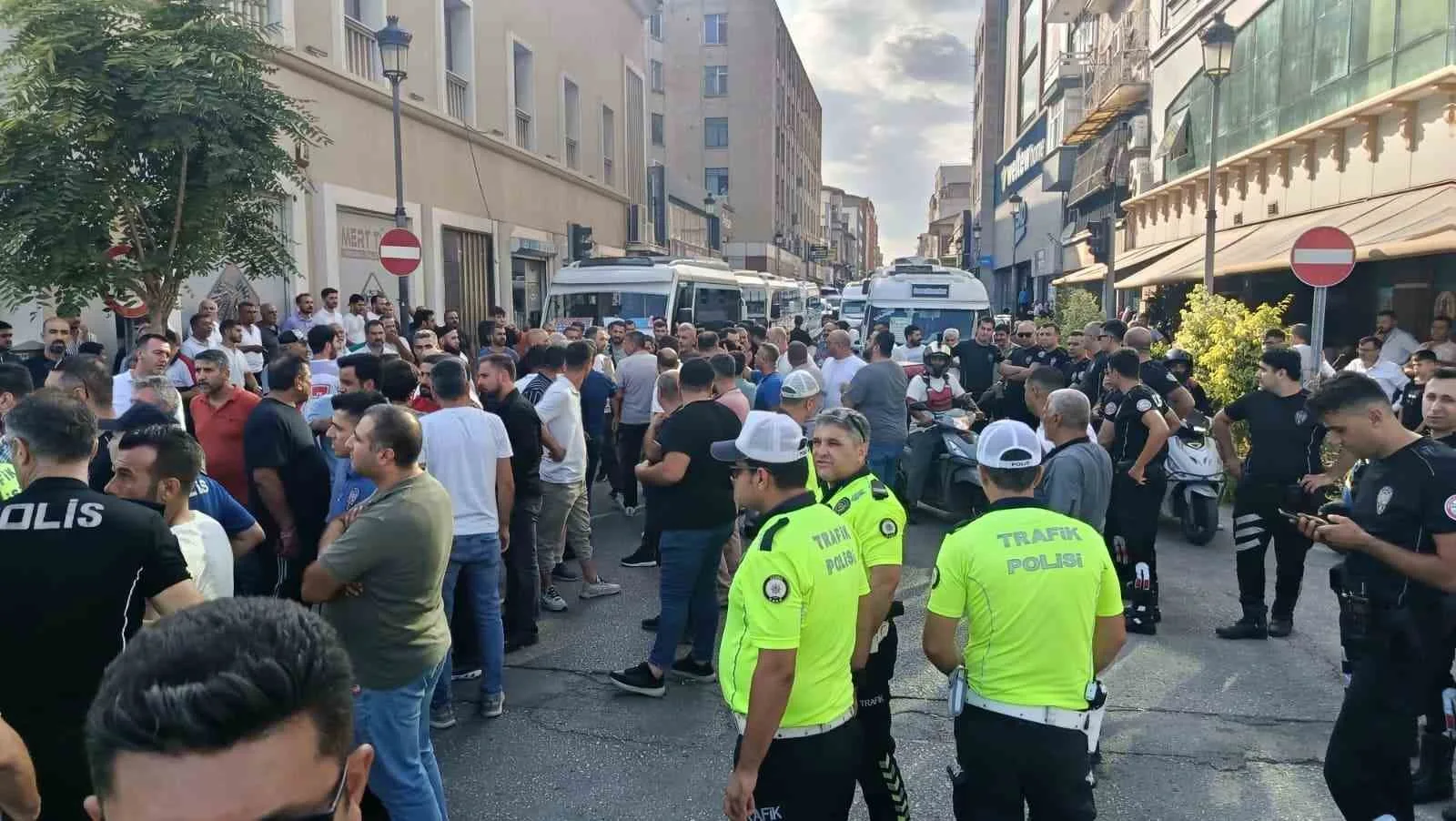 Adana’da Kiremithane dolmuşlarının Abidinpaşa Caddesi’ne girişleri Adana Büyükşehir Belediyesi Ulaşım