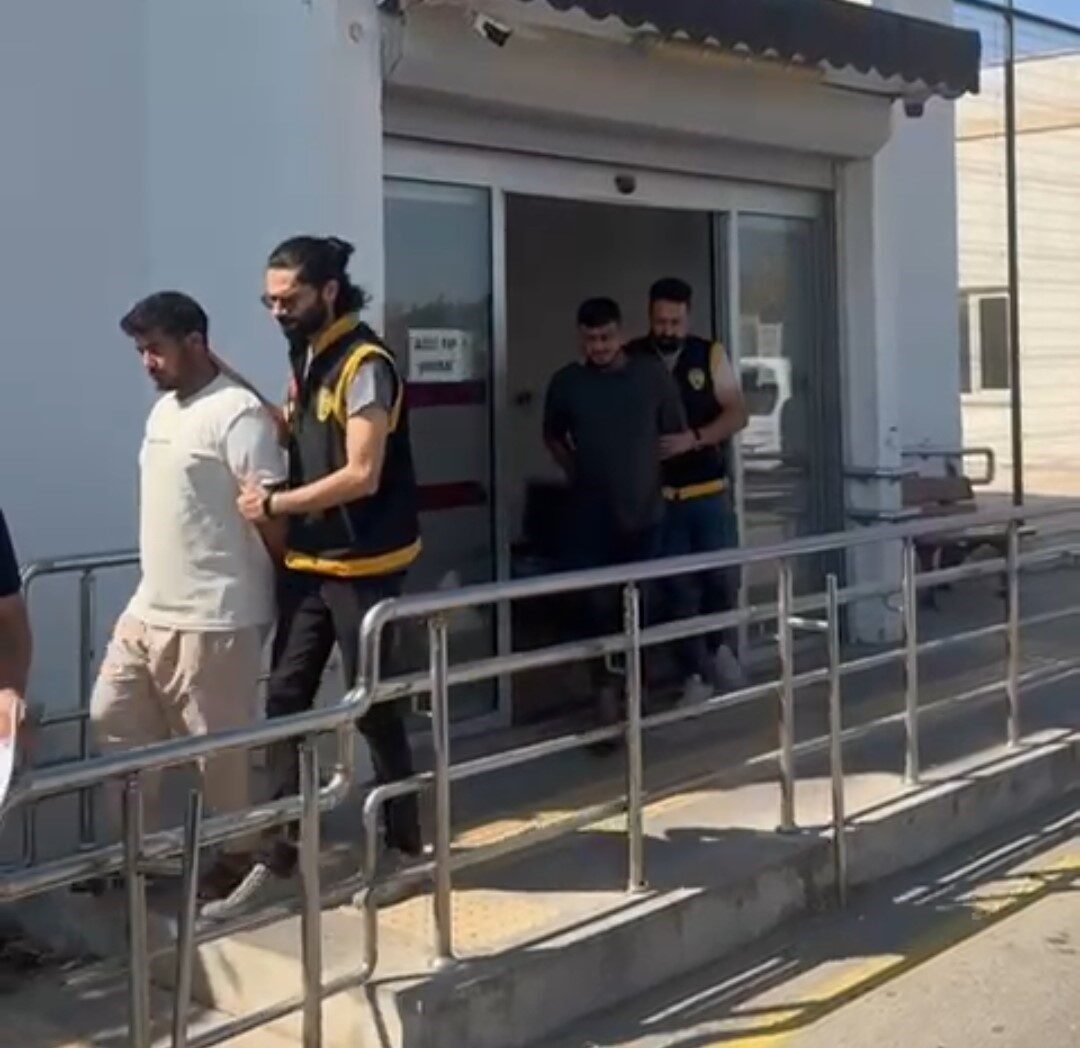 Adana’da bir eve tabancayla ateş ettiği iddia edilen 3 şüpheliden