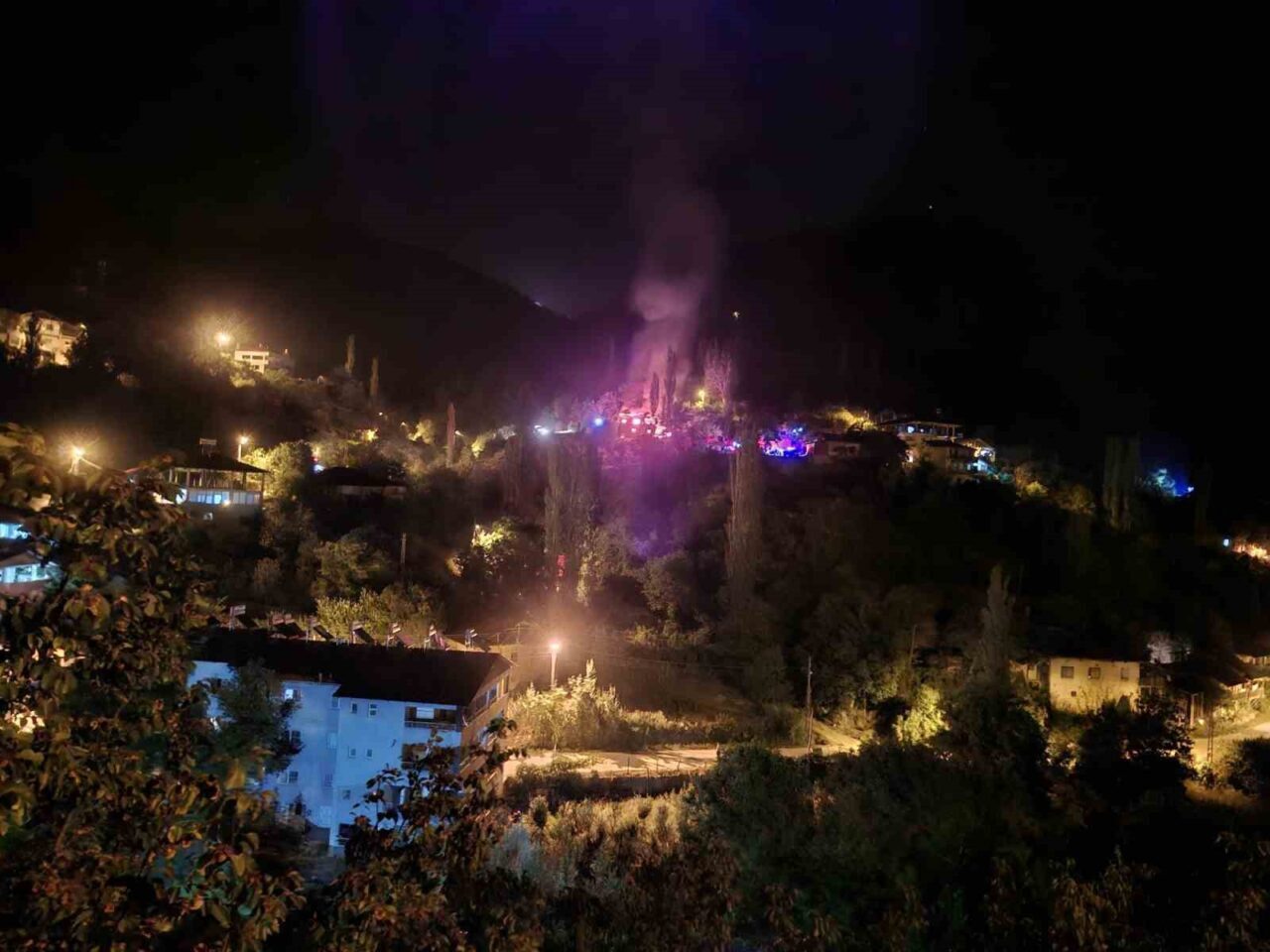 Adana’nın Feke ilçesinde bir evde sabaha karşı çıkan yangında anne