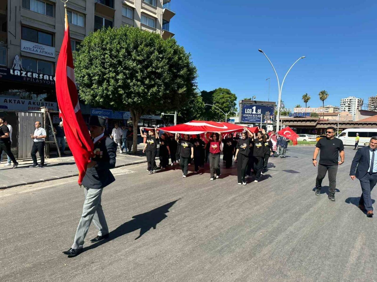 Adana’da 19 Eylül Gaziler Günü, “Kahramanlarla Kardeşlik Yolunda” temalı yürüyüş