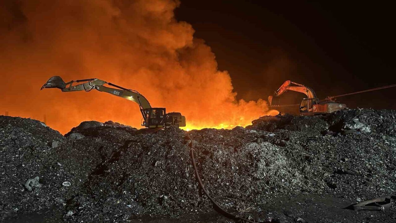 Adana’da geri dönüşüm fabrikasının bahçesinde çıkan yangın, 17 saat sonra