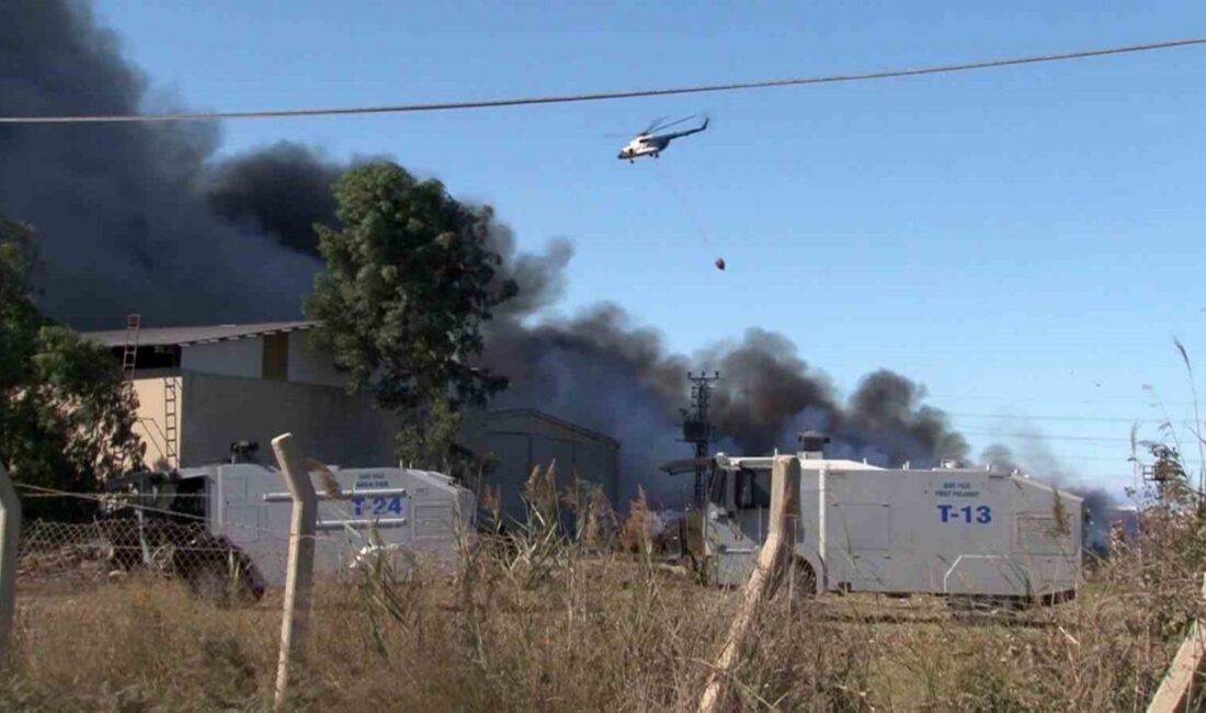 Adana’da geri dönüşüm fabrikasının bahçesinde başlayan yangının etrafı çevrilerek başka