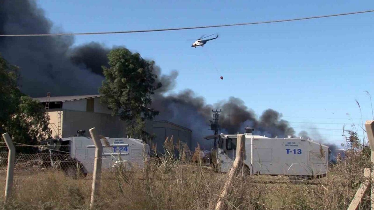 Adana’da geri dönüşüm fabrikasının bahçesinde başlayan yangının etrafı çevrilerek başka