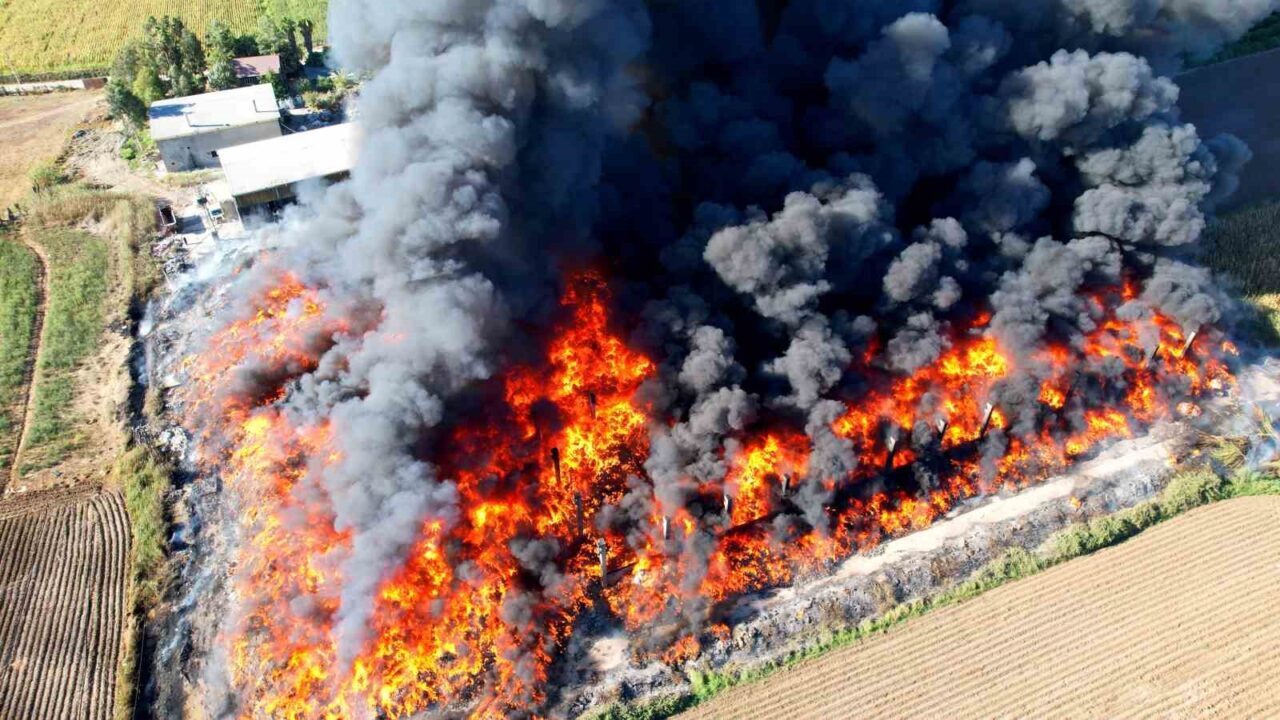 Adana’da geri dönüşüm fabrikasının bahçesinde başlayan ve dumanı şehrin birçok