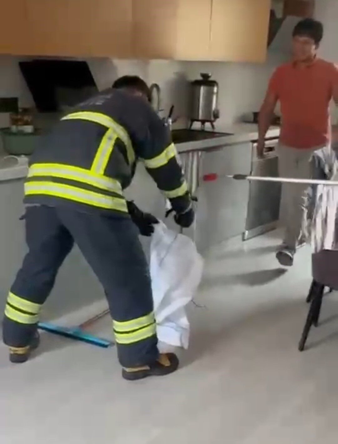 Adana’da bir ailenin mutfağında ortaya çıkan yılan, evde kısa süreli