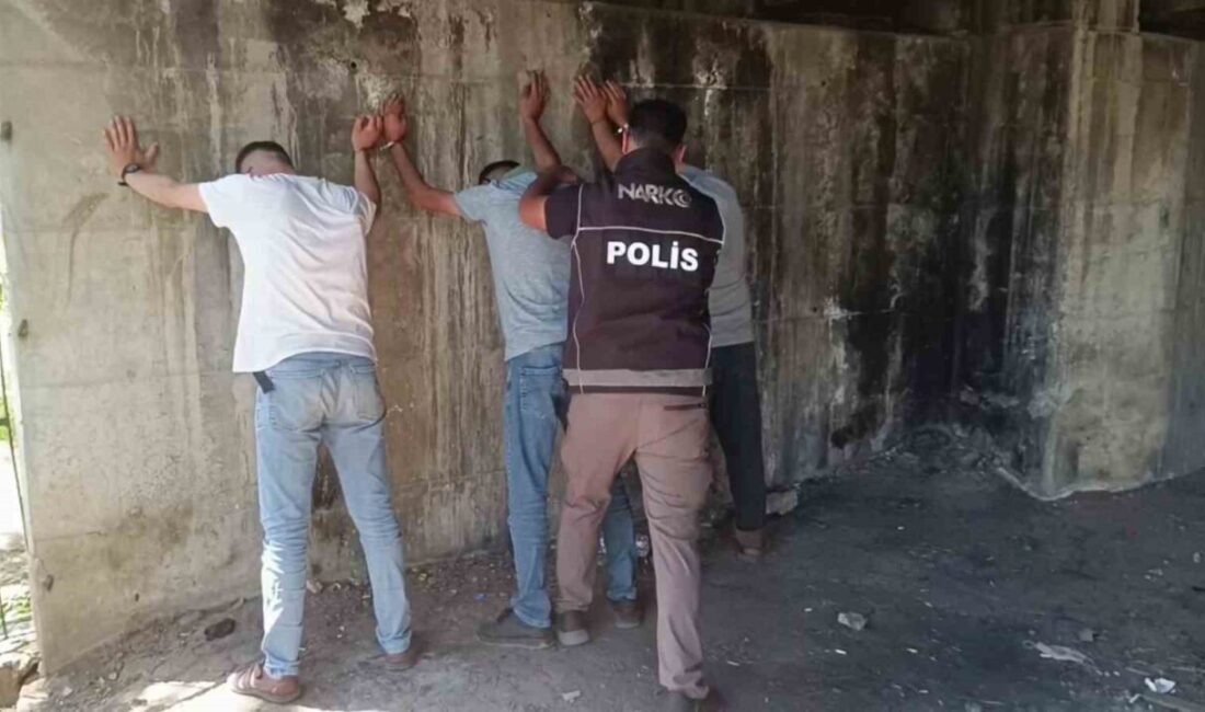 Adana’da narkotik polisleri metruk binalar ve çevresinde uygulama yapıp, şüphelendiği