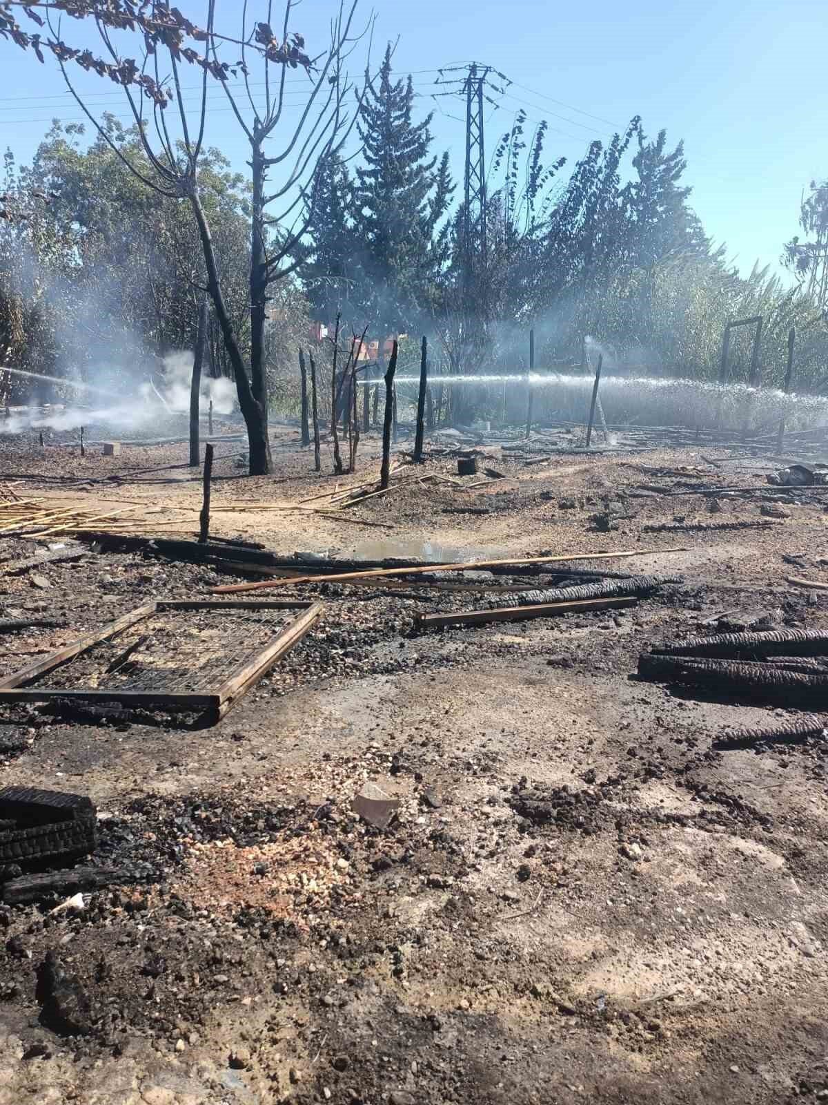 Adana’nın Karataş ilçesinde tarım işçilerinin kaldığı 4 çadırda yangın çıktı.
