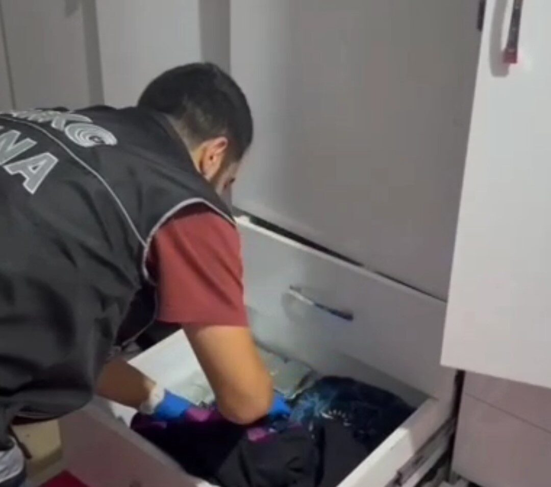 Adana’da polisin 74 bin uyuşturucu hap ile 1,5 kilo bonzai