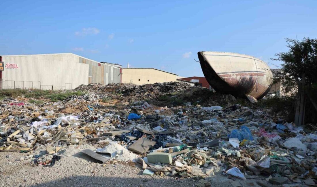 Adana Mobilyacılar Sitesi’nin esnafı, dağ gibi biriken çöpleri ve altyapı