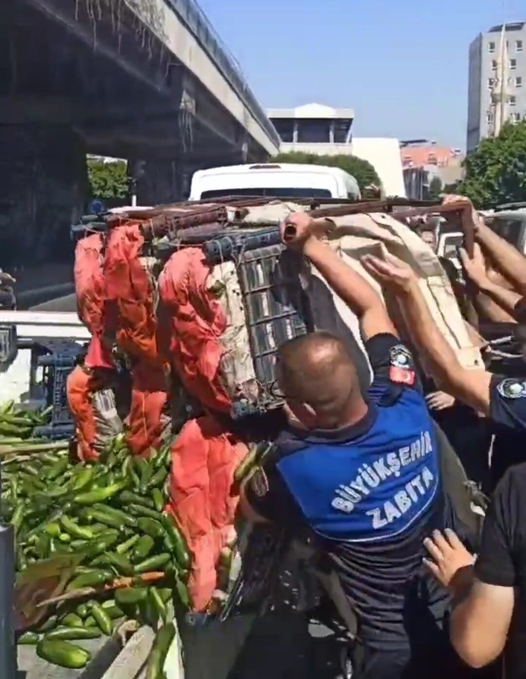 Adana Büyükşehir Belediyesi zabıta ekipleri kentin bir çok noktasındaki seyyar