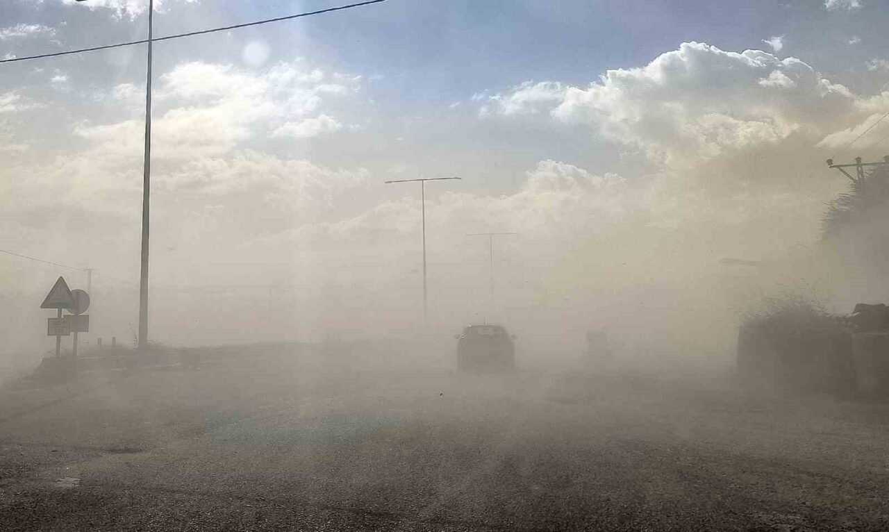 Bitlis’in Adilcevaz ilçesinde kuvvetli rüzgar ile birlikte toz bulutu etkili