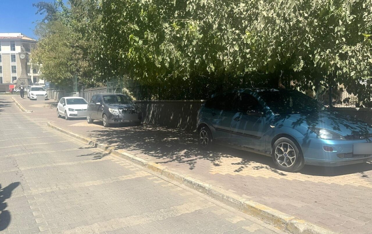 Adıyaman merkezde yaşanan kaldırım işgali vatandaşların tepkisini çekiyor. Özellikle şehir